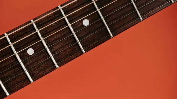 Nahaufnahme Des Kopfstocks Der Gitarre Orange Hintergrund — Stockfoto