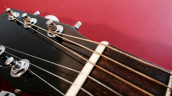 Cabeça Guitarra Close Fundo Vermelho — Fotografia de Stock