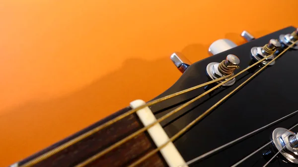 Nahaufnahme Des Kopfstocks Der Gitarre Orange Hintergrund — Stockfoto