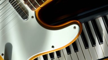 Güneş ışığında elektro gitar ve piyano klavyeleri 