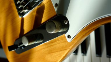 Elektro gitar kapanışı. Güneş ışığı 