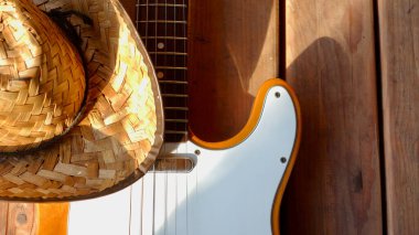 Tahtada klasik elektro gitar ve kovboy şapkası..