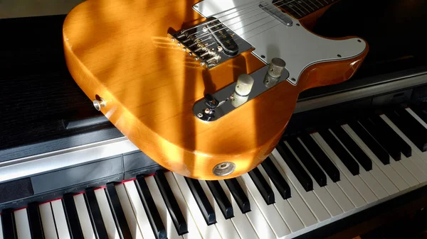 Elektrische Gitaar Piano Toetsen Het Zonlicht — Stockfoto