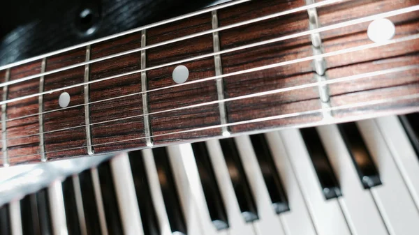 Vintage Elektrische Gitaar Piano Keyboard Houten Planken — Stockfoto