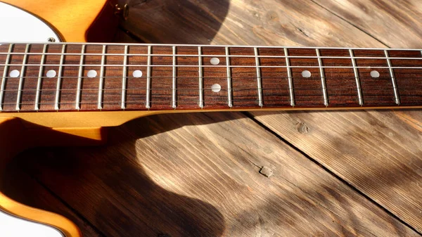 Vintage Gitara Elektryczna Drewnianych Deskach — Zdjęcie stockowe