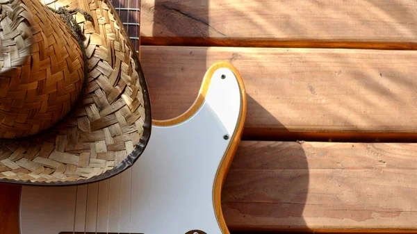 Guitarra Eléctrica Vintage Sombrero Vaquero Las Tablas Madera —  Fotos de Stock