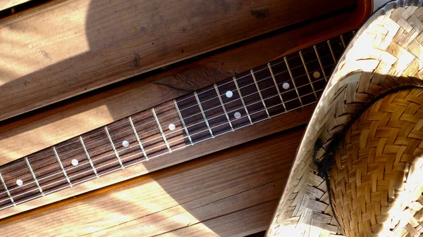 Vintage Gitara Elektryczna Kapelusz Kowbojski Drewnianych Deskach — Zdjęcie stockowe