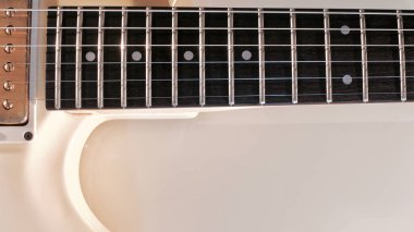 Beyaz elektro gitar yakın plan. Kopyalama alanı olan beyaz arkaplan
