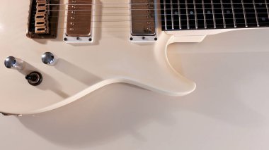 Beyaz elektro gitar yakın plan. Kopyalama alanı olan beyaz arkaplan