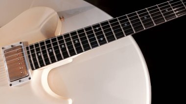 Beyaz elektro gitar yakın plan. Kopyalama alanı olan beyaz arkaplan
