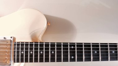 Beyaz elektro gitar yakın plan. Kopyalama alanı olan beyaz arkaplan