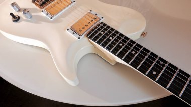 Beyaz elektro gitar yakın plan. Kopyalama alanı olan beyaz arkaplan