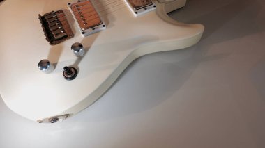 Beyaz elektro gitar yakın plan. Kopyalama alanı olan beyaz arkaplan