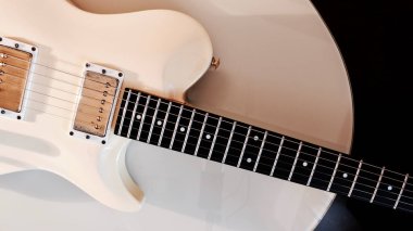 Beyaz elektro gitar yakın plan. Kopyalama alanı olan beyaz arkaplan 