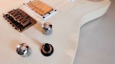 Beyaz elektro gitar yakın plan. Kopyalama alanı olan beyaz arkaplan 