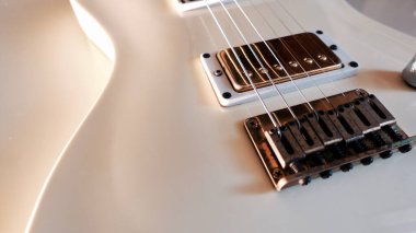 Beyaz elektro gitar yakın plan. Kopyalama alanı olan beyaz arkaplan 