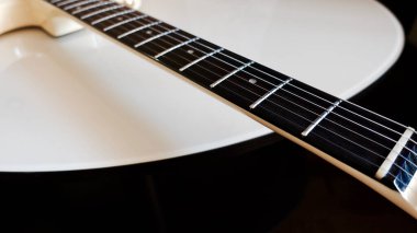 Beyaz elektro gitar yakın plan. Kopyalama alanı olan beyaz arkaplan 