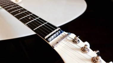Beyaz elektro gitar yakın plan. Kopyalama alanı olan beyaz arkaplan 