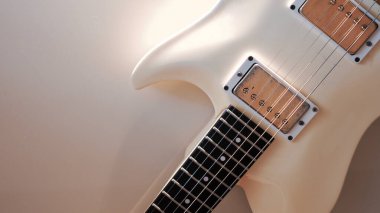 Beyaz elektro gitar yakın plan. Kopyalama alanı olan beyaz arkaplan 