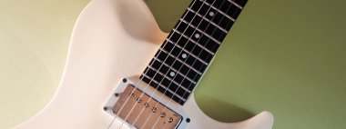 Beyaz gitar yakın plan. kopyalama alanı olan renk arkaplanı