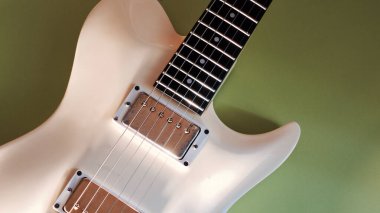 Beyaz gitar yakın plan. kopyalama alanı olan renk arkaplanı