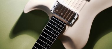 Beyaz gitar yakın plan. kopyalama alanı olan renk arkaplanı