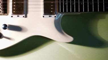 Beyaz gitar yakın plan. kopyalama alanı olan renk arkaplanı