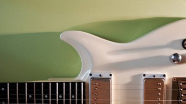 Beyaz gitar yakın plan. kopyalama alanı olan renk arkaplanı