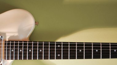 Beyaz gitar yakın plan. kopyalama alanı olan renk arkaplanı