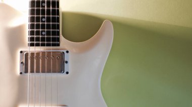 Beyaz gitar yakın plan. kopyalama alanı olan renk arkaplanı