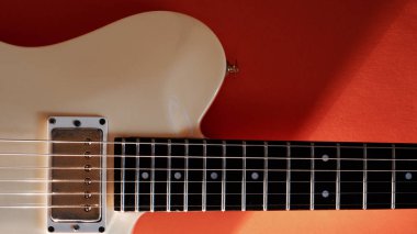 Beyaz gitar yakın plan. kopyalama alanı olan renk arkaplanı
