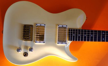 Beyaz gitar yakın plan. kopyalama alanı olan renk arkaplanı