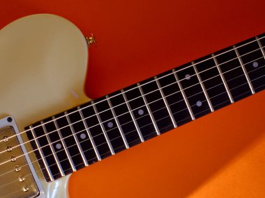 Beyaz gitar yakın plan. kopyalama alanı olan renk arkaplanı