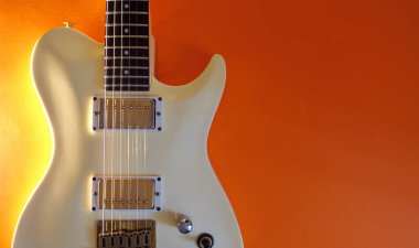 Beyaz gitar yakın plan. kopyalama alanı olan renk arkaplanı