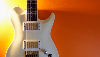 Beyaz gitar yakın plan. kopyalama alanı olan renk arkaplanı