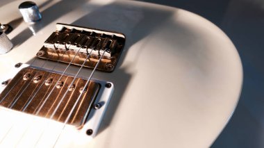 Beyaz gitar yakın plan. kopyalama alanı olan renk arkaplanı