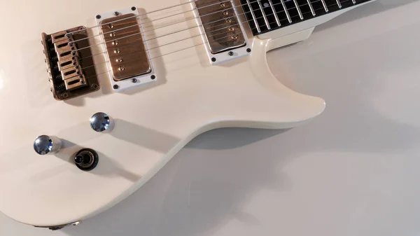 Closeup Guitarra Elétrica Branca Fundo Branco Com Espaço Cópia — Fotografia de Stock