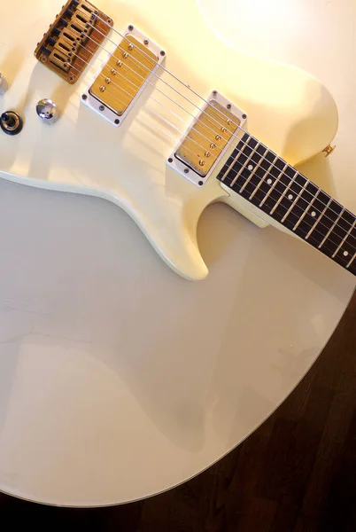 白色电吉他特写 带有复制空间的白色背景 — 图库照片