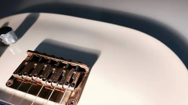 白色电吉他特写 带有复制空间的白色背景 — 图库照片