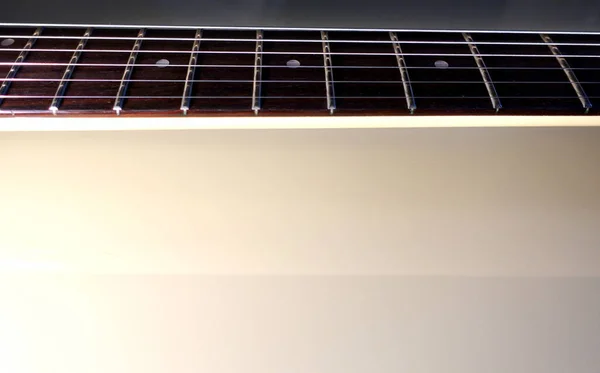 ホワイト エレクトリック ギター クローズアップ コピースペース付きの白い背景 — ストック写真