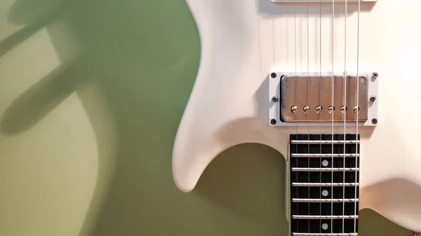 Primo Piano Della Chitarra Bianca Colore Sfondo Con Spazio Copia — Foto Stock