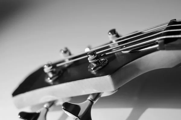 Zbliżenie Gitary Basowej Czarno Białe — Zdjęcie stockowe
