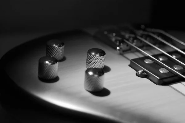 Primer Plano Bajo Guitarra Blanco Negro —  Fotos de Stock