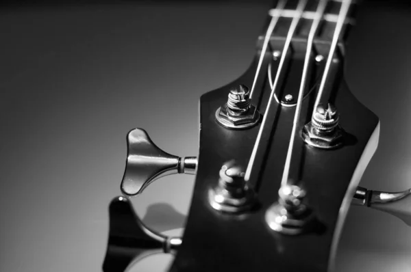 Bas gitarın yakın çekimi. siyah ve beyaz 