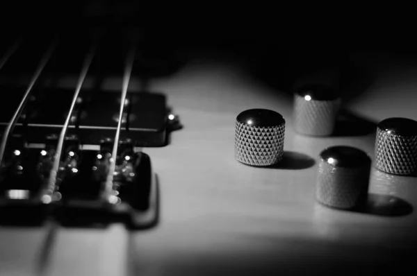 Baixo Close Guitarra Preto Branco — Fotografia de Stock