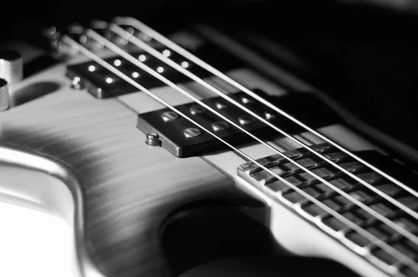 Zbliżenie Gitary Basowej Czarno Białe — Zdjęcie stockowe