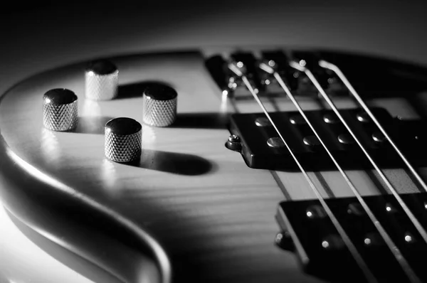 Bass Kytara Detailní Záběr Černá Bílá — Stock fotografie