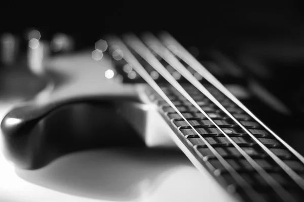 Primer Plano Bajo Guitarra Blanco Negro —  Fotos de Stock