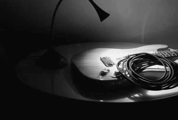 电吉他特写和吉他电缆 黑暗背景 — 图库照片