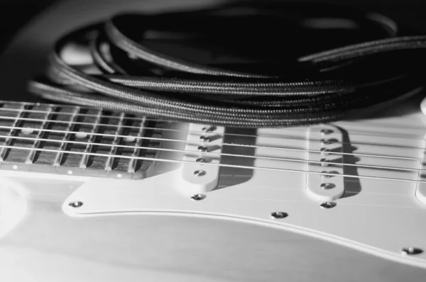 Gitarre Und Gitarrenkabel Schwarz Weiß — Stockfoto